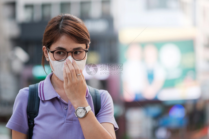 旅行在城市保健和空气污染概念中戴防流感护面具的亚洲青年女妇在城市保健和空气污染概念中游客鸟图片