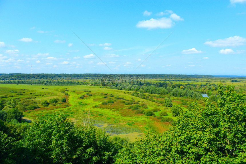 旅游草地DesnaRiver及其沼泽周围的环境从鸟眼看DesnaRiver及其沼泽环境全景图片