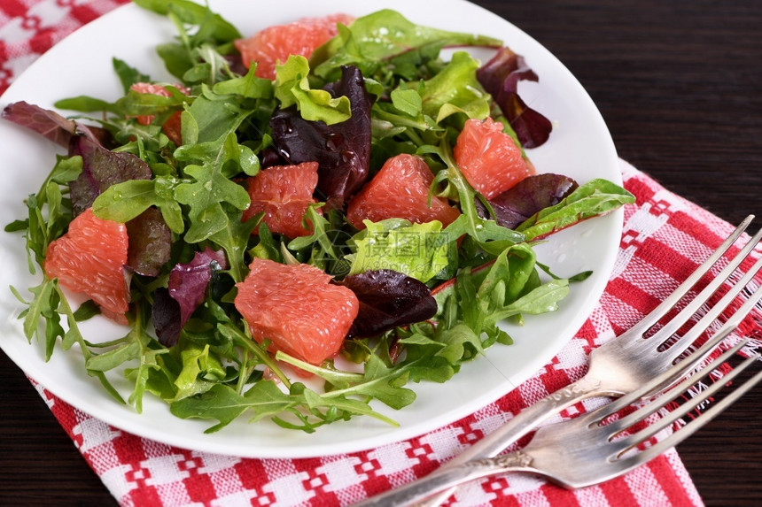 糖尿病葡萄果色沙拉混合了生菜花和橄榄酱适当营养食品有机的芝麻菜图片