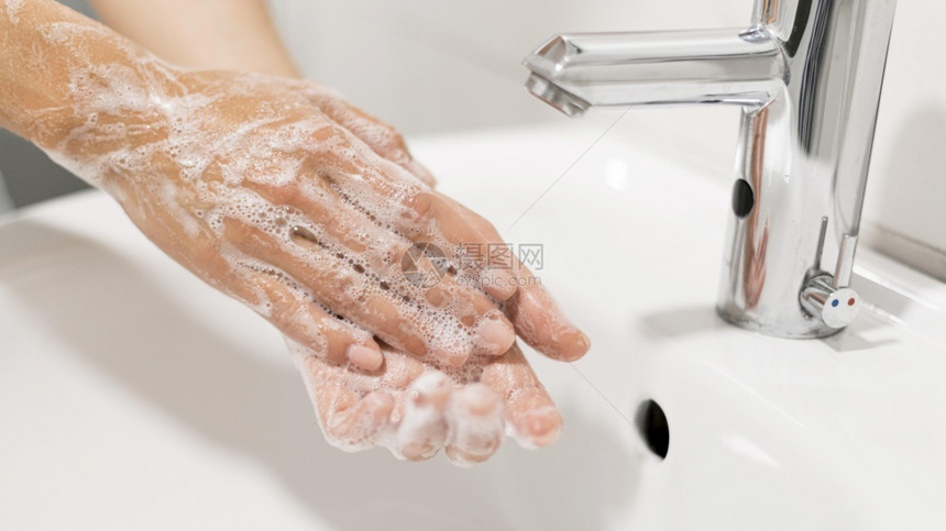 用肥皂解析和高品质的美丽摄影师用肥皂洗手高质量的美容照片概念质量优美的照片高质量女孩解析度泡沫状的图片