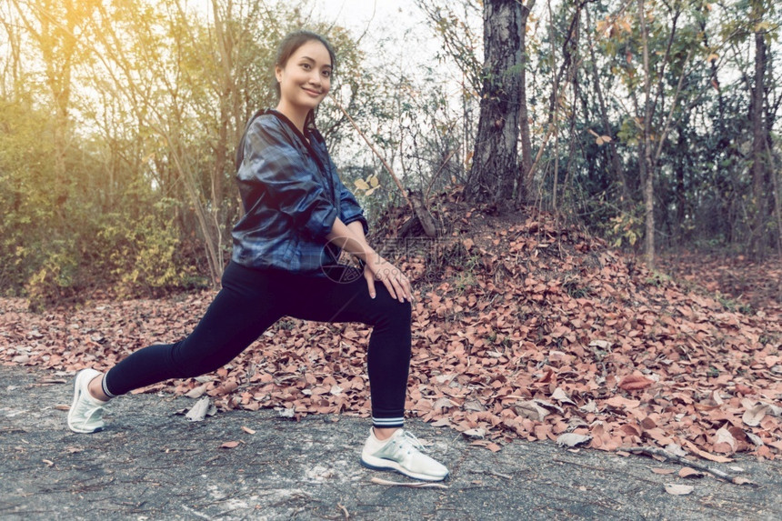 草衣服体育女变暖和年轻运动员在Runner户外露天前的公园里锻炼和拉展健康生活方式概念女士图片