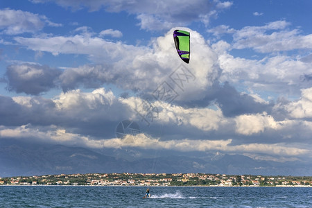 登机冲浪风筝板盘天上许多扇克罗地亚宁尼图片