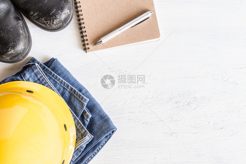 建筑师白色木制地板顶视图Flat光照黄色头盔安全鞋和笔记本牛仔裤地面图片