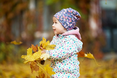秋天在公园玩耍的小女孩图片