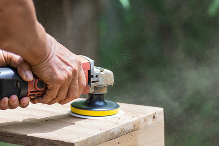 材料工艺抛光砂纸机木匠用打磨平滑木板的柔软焦距图片