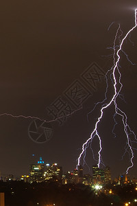 在墨尔本市的天际线上闪电打击向墨尔本市的天际线发动攻击力量天空耀斑图片