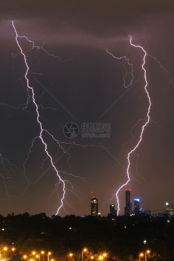 电的耀斑在墨尔本市的天际线上闪电打击向墨尔本市的天际线发动攻击震惊图片