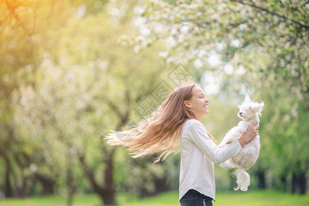 抱着小狗的快乐女孩图片
