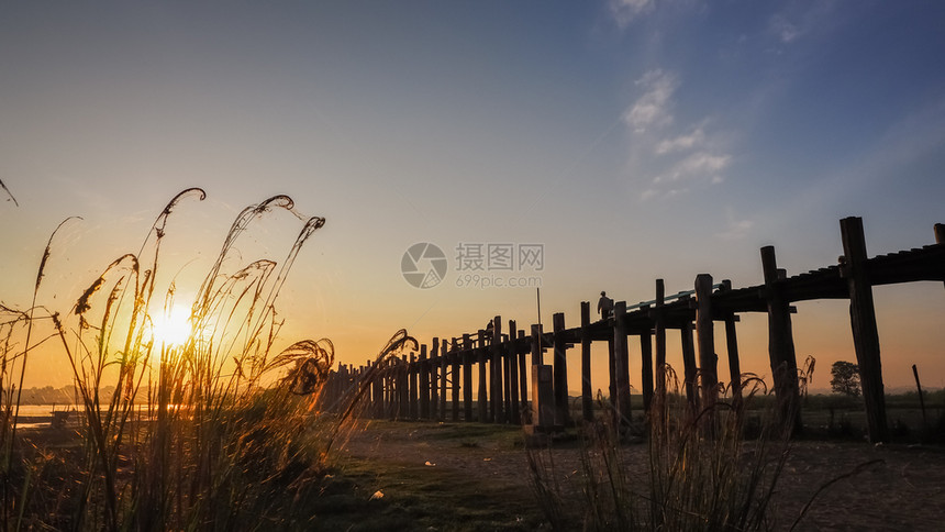 在阿马拉普的UBein桥日出时缅甸UBein桥是最长的茶叶河乌因吸引力图片