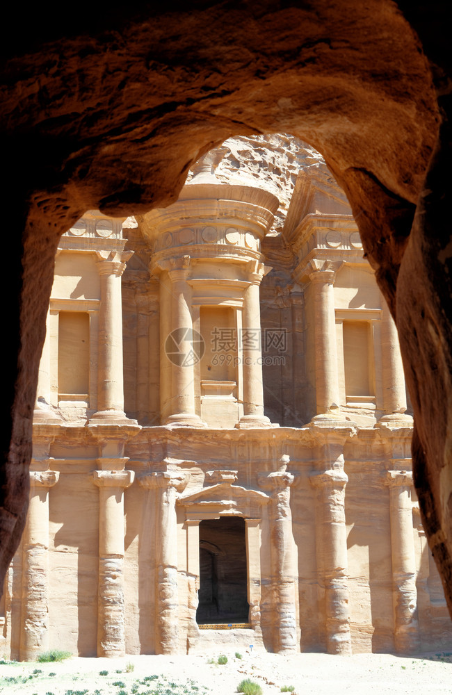 纳巴坦陷害约旦佩特拉山区的AlDeir修道院被中东部一个洞穴的岩石所包围墓图片