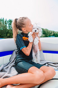 阿泰尔切小女孩喜欢和她的小狗女儿一起在船上划明阔的公海上划船旅游航行孩子背景