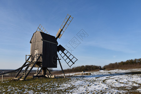欧洲建筑学瑞典奥兰岛的老木制风车到冬季时外部图片