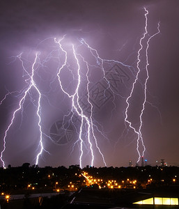 云在墨尔本市的天际线上闪电打击向墨尔本市的天际线发动攻击力量自然图片
