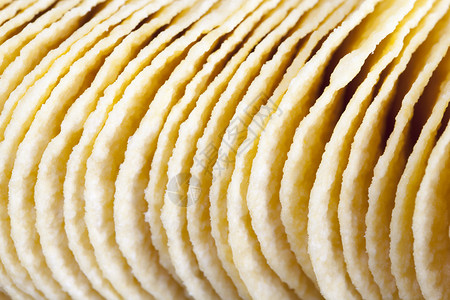吃用天然成份制的长排土豆薯片用于不健康的马铃薯片堆叠食品图片