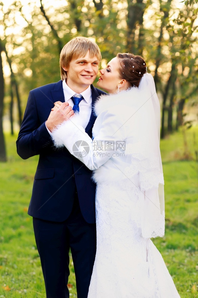 婚姻发型白种人美丽的年轻新娘和郎坠入爱河的情侣图片