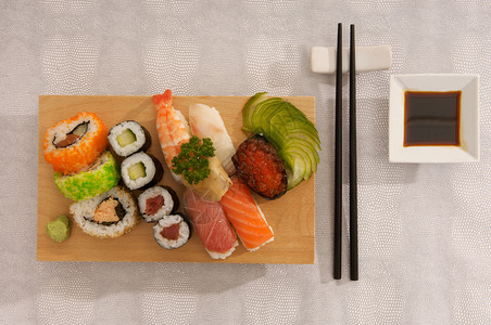 寿司卷和鲑鱼虾鳄梨奶油酪寿司菜单日本牛油果墙纸紫图片