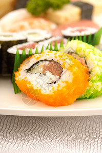 黄瓜三文鱼寿司卷和鲑虾鳄梨奶油酪寿司菜单日本楚卡图片