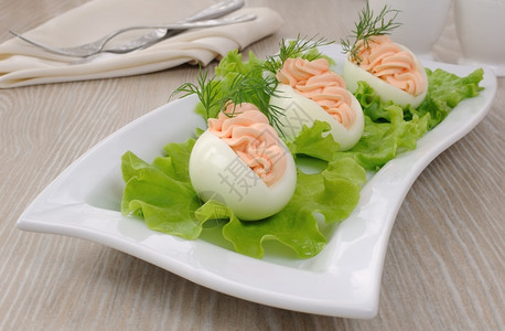 卡路里请享用鸡蛋加上生菜叶中的鲑鱼梨嗜好图片