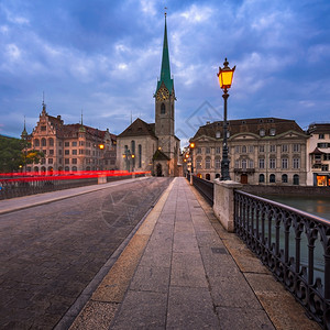发光的钟旅行晨间Fraumunster教堂瑞士苏黎世图片