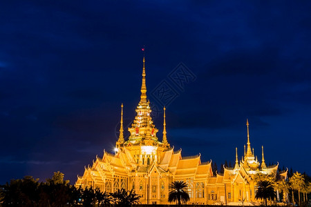 城市旅行晚上金色寺庙屋顶泰国过去的图片