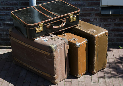 手提箱旧时代旅行的式李箱小路生锈的背景图片