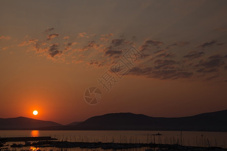 温暖的模糊撒丁岛海面的景色日落橙图片