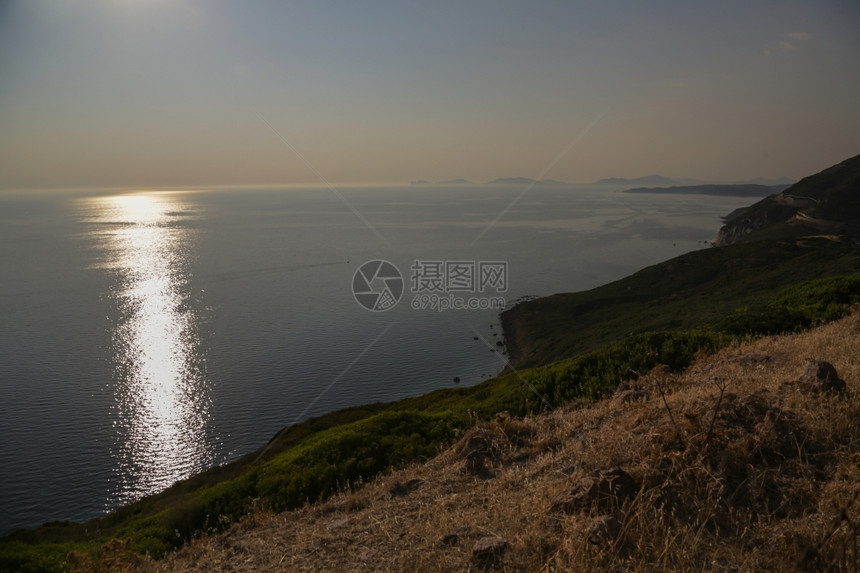 撒丁岛海面的景色日落暮水海图片