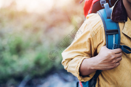 徒步旅行者谷在山上的观光客瓜拉纳皮高清图片