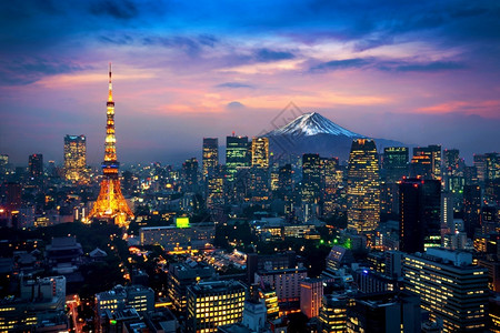 高楼市中心东京风景与日本藤山的空中观察城市图片