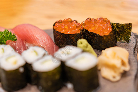 木制的饮食带选择焦点的新鲜寿司传统图片