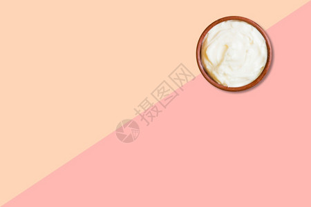 冰粉色的刨关闭红色隔离的白黄油奶图片