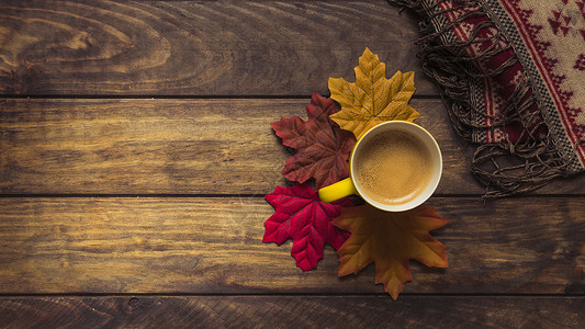 秋季枫叶和咖啡图片