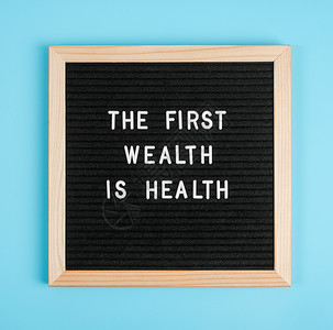 健康是财富积极的信息第一财富是健康蓝色背景黑字母板上的励志名言概念保健和医学当天的励志名言启发设计图片