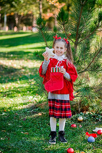户外装饰圣诞树的小女孩图片