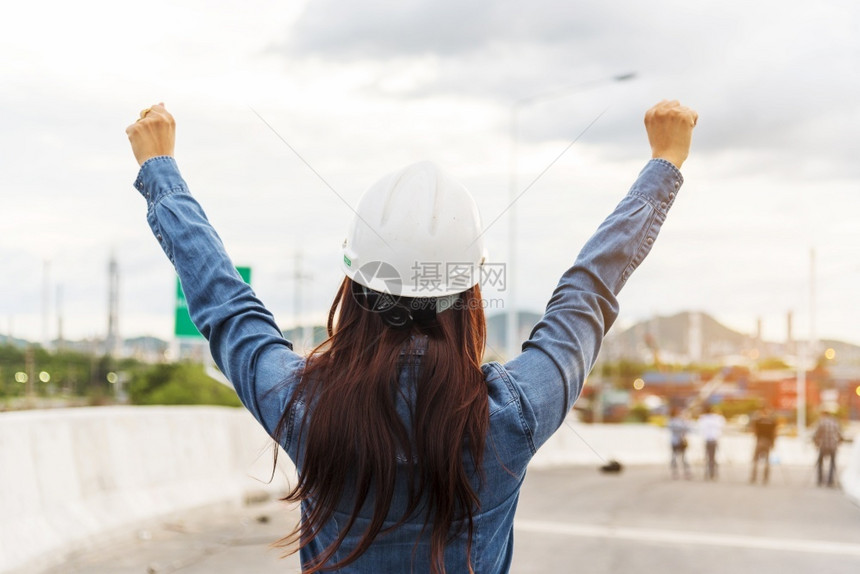 生产炼油厂的女工程师青年土木工程建筑公司身着硬帽安全头盔建筑工场穿着硬帽安全头盔建筑工事并使用钢帽安全头盔女地点技能图片