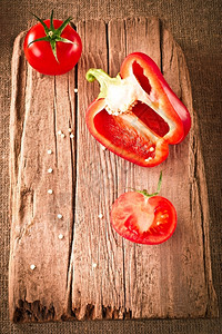 鲜有机西红番茄和辣椒在布桌的木剪板上用古老风格的图象饮食有机厨房背景图片