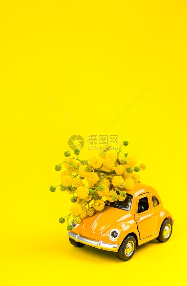 行进盛开俄罗斯莫科2019年月3日019年3月8日国际妇女节卡带有玩具模型的国际妇女节卡在黄色背景的华伦天人节上汽车图片