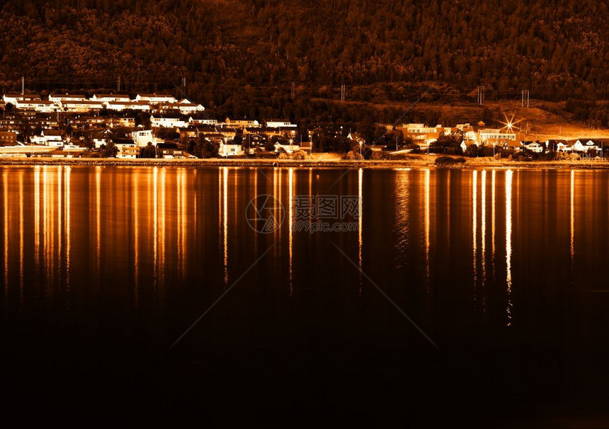 史诗日落特罗姆瑟社区与灯光反射背景日落特罗姆瑟社区与灯光反射背景高清晚上颜色图片