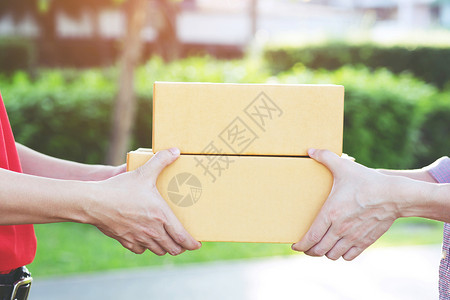 准备从送货员那里来箱装行李由送货员去运的邮箱件纸板办公室图片