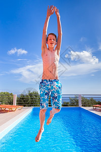 少年男孩跳入泳池中图片