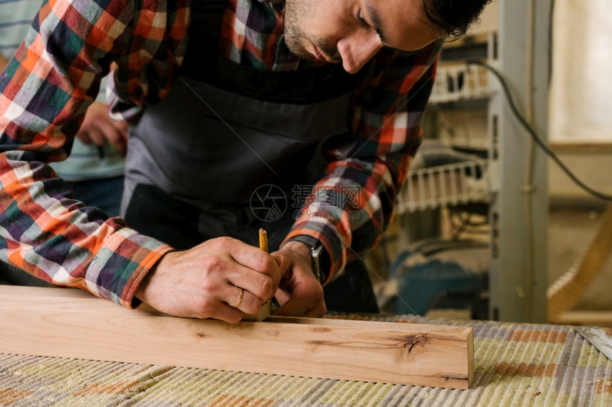 雕刻师组装木工车间的作流程木车间作服的人职业木工和人的概念车间作流程眼镜图片