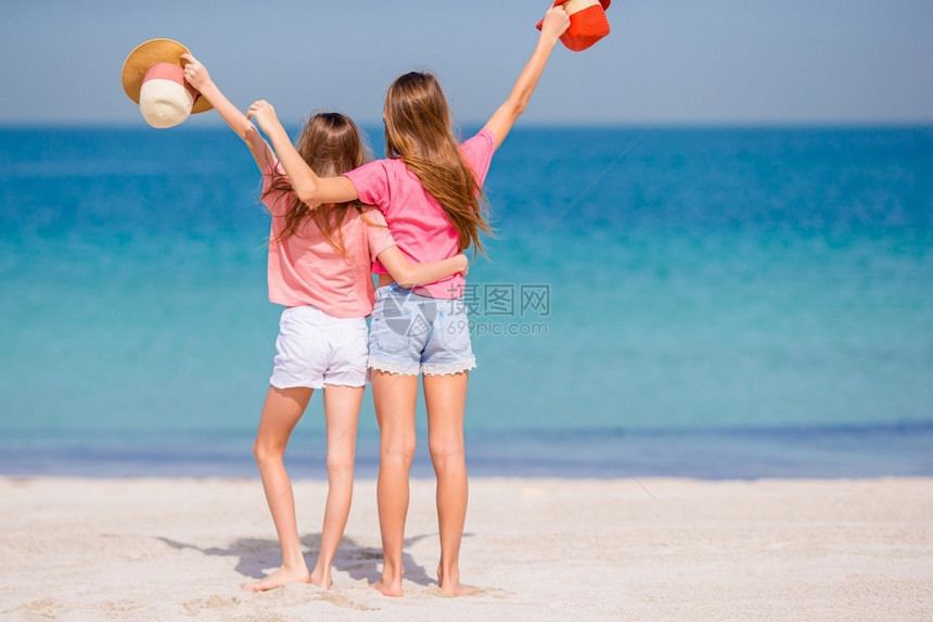 小女孩在热带海滩玩耍图片