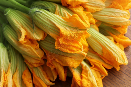 饮食香花在黑暗的生锈背景上香花在黑暗的生锈背景上健康图片