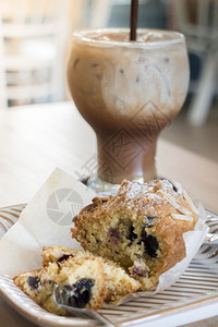 大陆蓝莓松饼和冰咖啡摩卡股票照片桌子图片