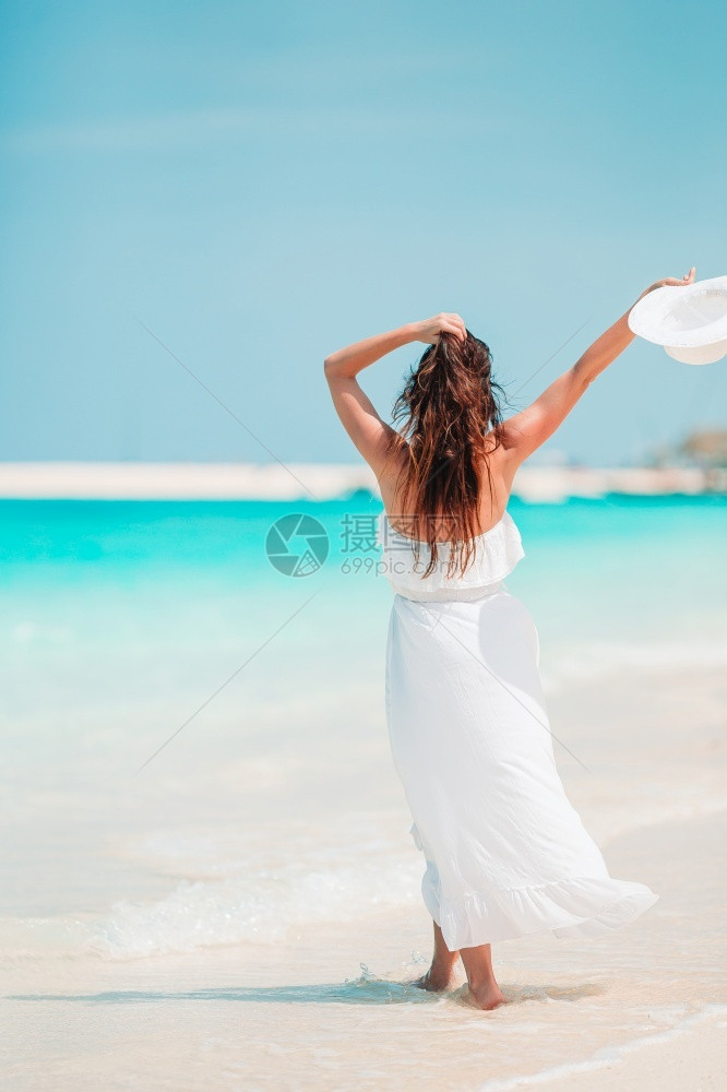 美女在海边享受假期图片