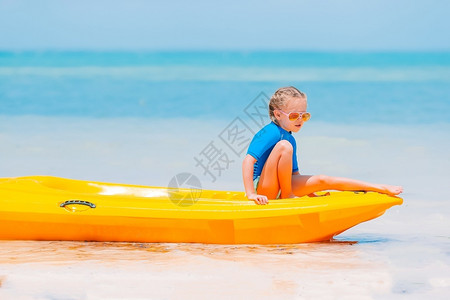 小男孩在海边划船图片