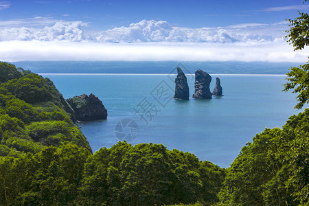 彼得罗巴甫洛夫斯克堪察加天空晴半岛太平洋阿瓦查湾的三兄弟岩礁堪察加海岸Kamchatka背景