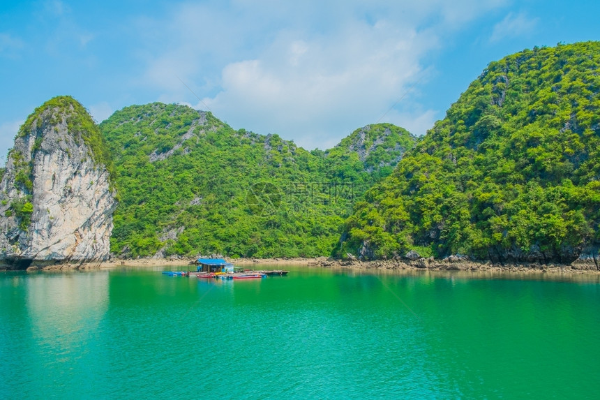 自然越南哈隆湾东亚的浮动房屋和岩礁岛HalongBay船石灰图片