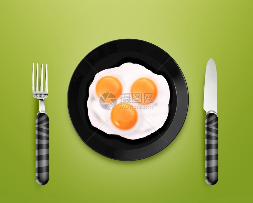 银刀和灰底叉之间黑色板块上两个煎蛋的顶部视图最佳环境鸡图片