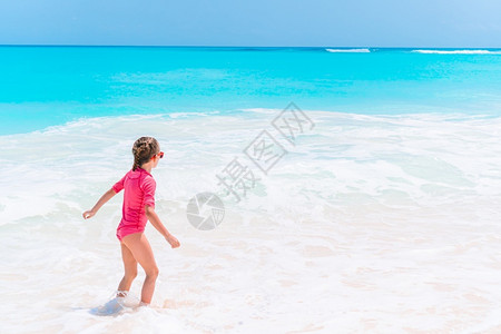 小女孩在沙滩上图片